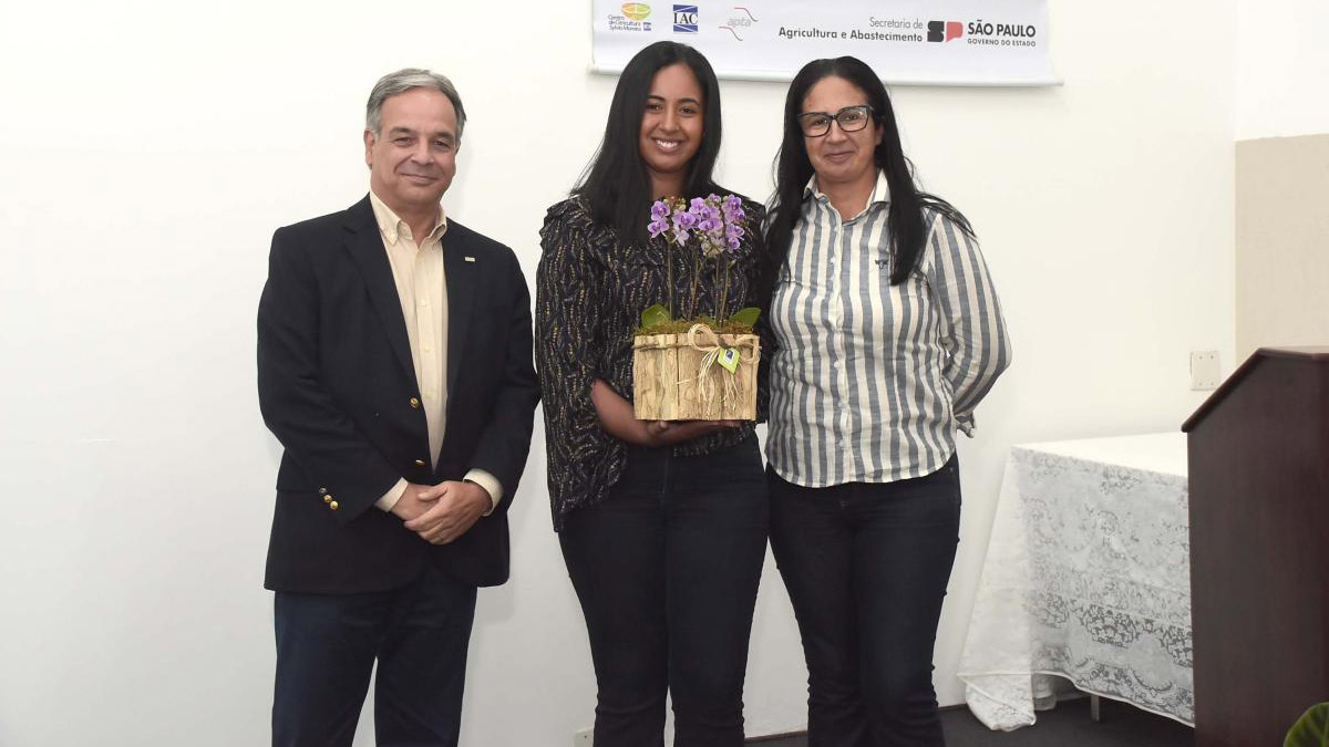 Giovana Lopes, participante del proyecto Fruto Resiliente, con el premio del D&iacute;a del citricultor