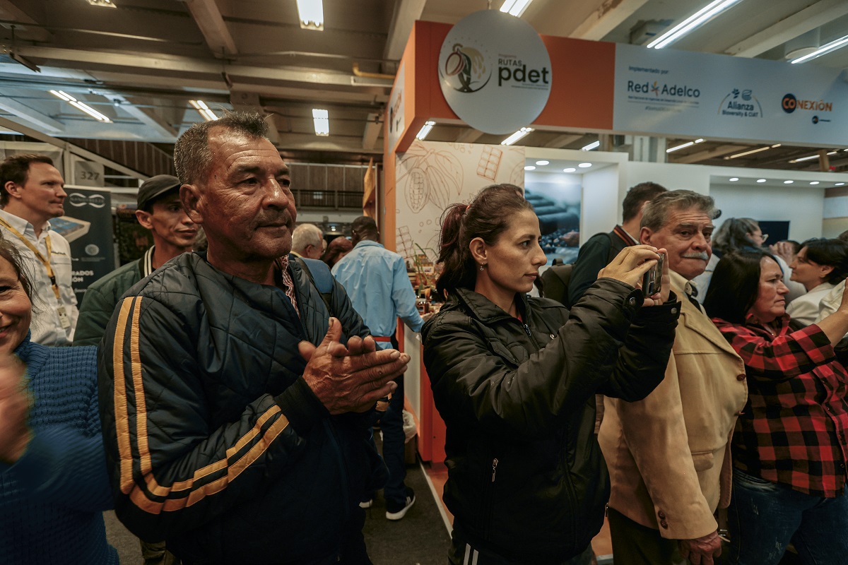 Orlando Rivera, del corregimiento Tres Esquinas, Cunday, Santander, y otros productores cacaoteros de As&oacute;mbrate
