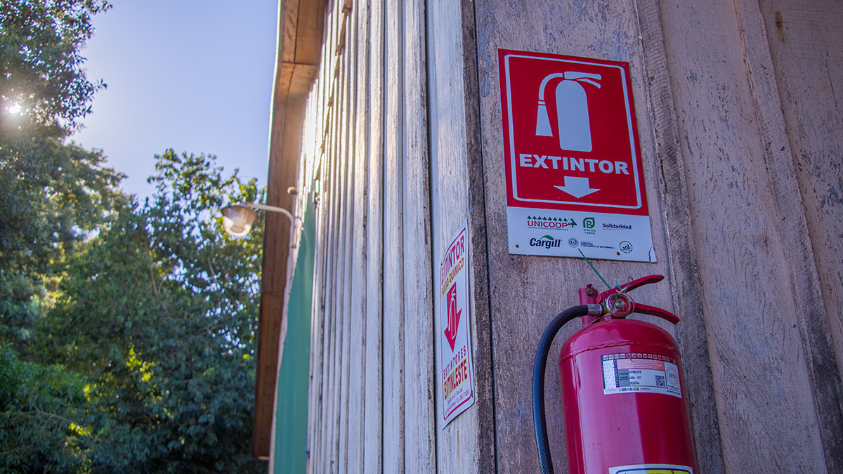 Carteler&iacute;a de seguridad en la finca de Marcelo Wiest, proyecto de mejora continua para el negocio agropecuario. Alianza Cargill Solidaridad. Paraguay